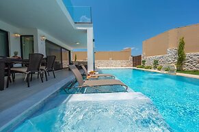 Luxury 4-bed Villa With Private Pool and Jacuzzi