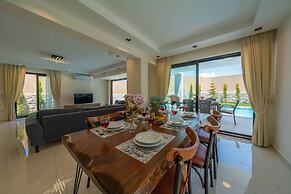 Luxury 4-bed Villa With Private Pool and Jacuzzi