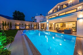 Luxury 4-bed Villa With Private Pool and Jacuzzi