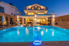 Luxury 4-bed Villa With Private Pool and Jacuzzi