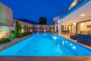 Luxury 4-bed Villa With Private Pool and Jacuzzi