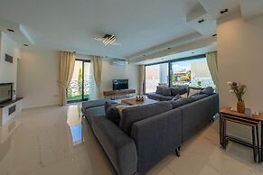 Luxury 4-bed Villa With Private Pool and Jacuzzi