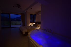 Luxury 4-bed Villa With Private Pool and Jacuzzi