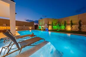 Luxury 4-bed Villa With Private Pool and Jacuzzi