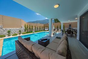 Luxury 4-bed Villa With Private Pool and Jacuzzi