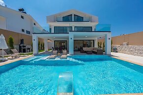 Luxury 4-bed Villa With Private Pool and Jacuzzi