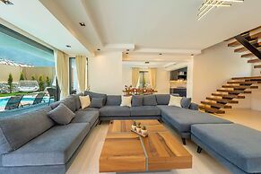 Luxury 4-bed Villa With Private Pool and Jacuzzi