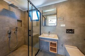 Luxury 4-bed Villa With Private Pool and Jacuzzi