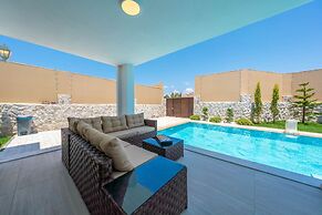 Luxury 4-bed Villa With Private Pool and Jacuzzi