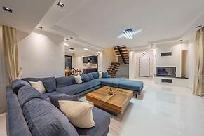 Luxury 4-bed Villa With Private Pool and Jacuzzi