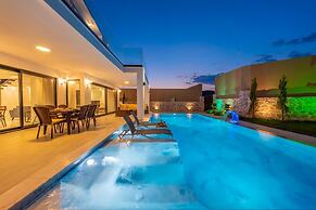 Luxury 4-bed Villa With Private Pool and Jacuzzi