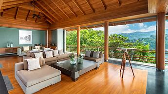 Villa Chelay - Luxury Waterfront Villa