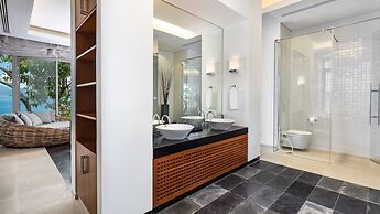 Villa Chelay - Luxury Waterfront Villa