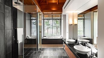 Villa Chelay - Luxury Waterfront Villa