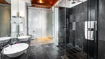 Villa Chelay - Luxury Waterfront Villa