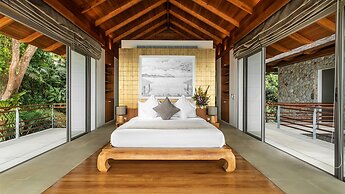 Villa Chelay - Luxury Waterfront Villa