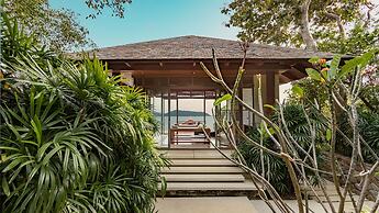 Villa Chelay - Luxury Waterfront Villa