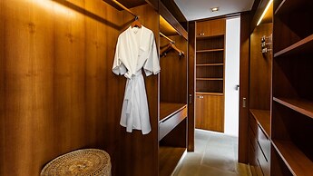 Villa Chelay - Luxury Waterfront Villa