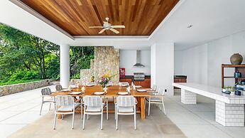 Villa Chelay - Luxury Waterfront Villa