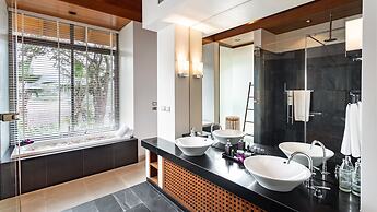 Villa Chelay - Luxury Waterfront Villa