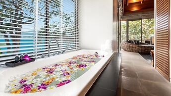 Villa Chelay - Luxury Waterfront Villa