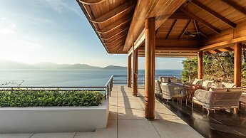 Villa Chelay - Luxury Waterfront Villa