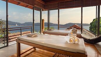 Villa Chelay - Luxury Waterfront Villa