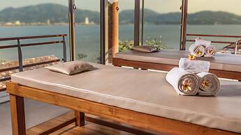 Villa Chelay - Luxury Waterfront Villa