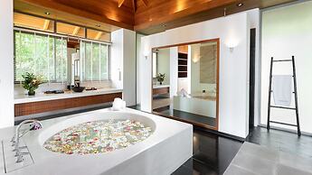 Villa Chelay - Luxury Waterfront Villa