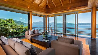 Villa Chelay - Luxury Waterfront Villa