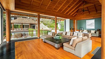 Villa Chelay - Luxury Waterfront Villa