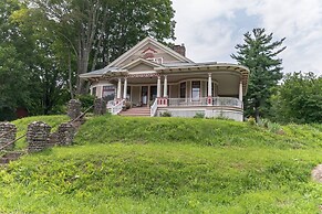 Spacious Victorian Home With Mountain Views And Lots Of Fun Extras!! 5