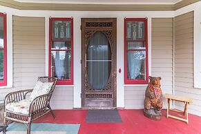 Spacious Victorian Home With Mountain Views And Lots Of Fun Extras!! 5