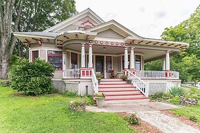 Spacious Victorian Home With Mountain Views And Lots Of Fun Extras!! 5