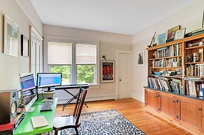 Spacious Victorian Home With Mountain Views And Lots Of Fun Extras!! 5