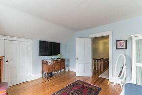 Spacious Victorian Home With Mountain Views And Lots Of Fun Extras!! 5