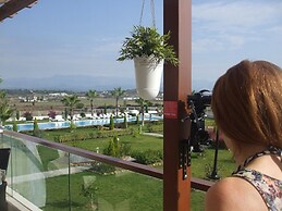 Babylon 40 - 2 bed Private Home Sleeps Up To 6 Close to Everything