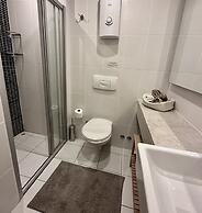 Babylon 40 - 2 bed Private Home Sleeps Up To 6 Close to Everything