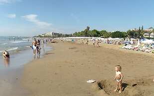 Babylon 40 - 2 bed Private Home Sleeps Up To 6 Close to Everything