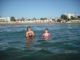 Babylon 40 - 2 bed Private Home Sleeps Up To 6 Close to Everything