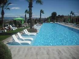 Babylon 40 - 2 bed Private Home Sleeps Up To 6 Close to Everything