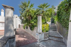 Azzurra, Capri Center