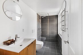 Sanders Regent - Treasured 3-bdr Apt With Terrace