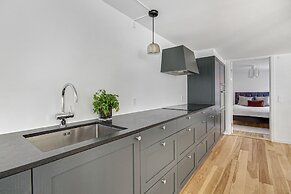 Sanders Regent - Treasured 3-bdr Apt With Terrace