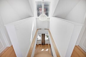 Sanders Regent - Treasured 3-bdr Apt With Terrace