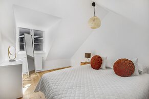 Sanders Regent - Treasured 3-bdr Apt With Terrace