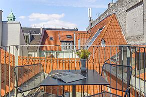 Sanders Regent - Treasured 3-bdr Apt With Terrace