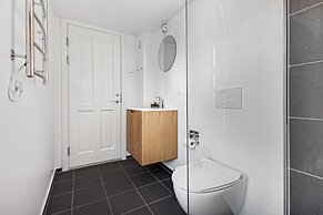 Sanders Regent - Treasured 3-bdr Apt With Terrace