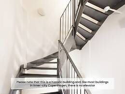 Sanders Regent - Treasured 3-bdr Apt With Terrace