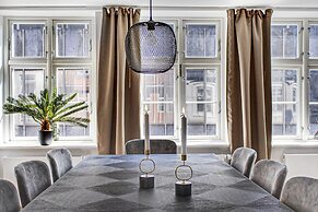 Sanders Regent - Treasured 3-bdr Apt With Terrace